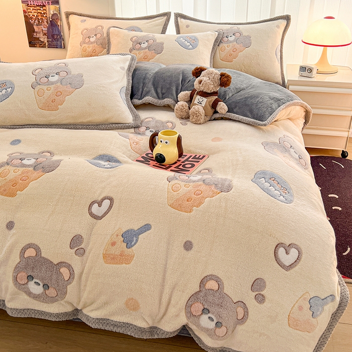 91家纺网 家纺一手货源 找家纺 倾慕家纺 2024新款加厚保暖6D立体雪花绒系列-单被套 奶酪小熊