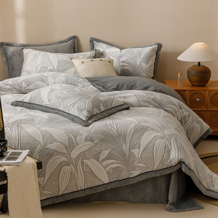 91家纺网 家纺一手货源 找家纺 2024新款牛奶绒染色雕花可拆洗冬被被子被芯 爱在春秋