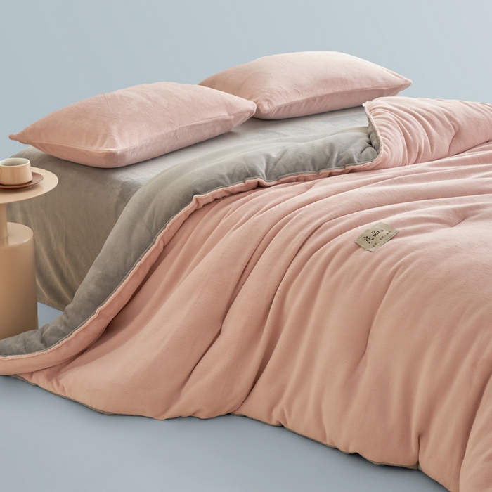 91家纺网 家纺一手货源 找家纺 2024新款双面牛奶绒德绒拼色冬被四件套 德绒拼色-豆沙