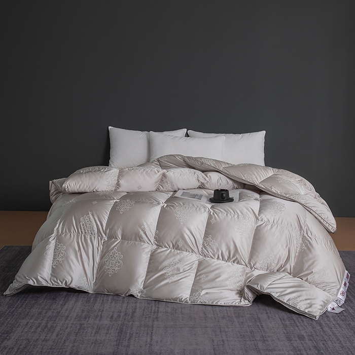 91家纺网 家纺一手货源 找家纺 华盛羽绒被壳 2024新款高精密真丝提花羽绒被婚庆款鹅绒被高端大气羽绒被 灰色