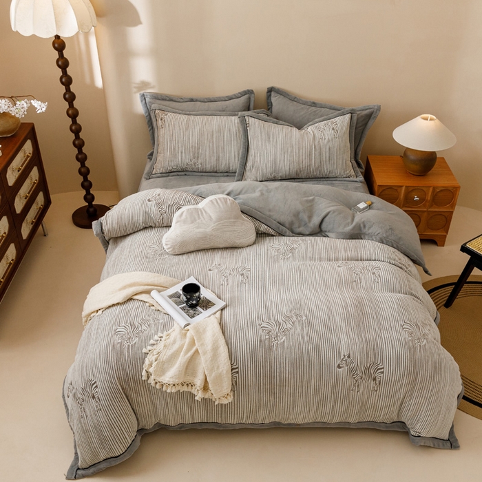 91家纺网 家纺一手货源 找家纺 2024新款牛奶绒染色雕花可拆洗冬被被子被芯 条纹斑马