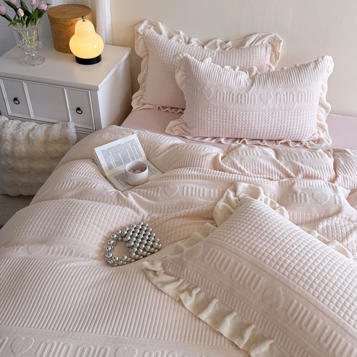 91家纺网 家纺一手货源 找家纺 2024新款法式公主风加厚牛奶绒立体雕花绒四件套 爱心min粉