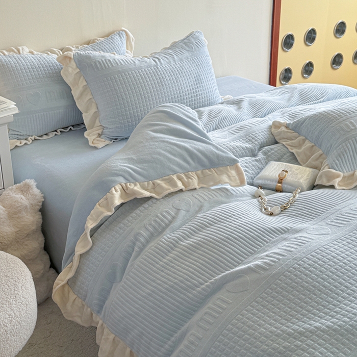 91家纺网 家纺一手货源 找家纺 2024新款法式公主风加厚牛奶绒立体雕花绒四件套 爱心min蓝