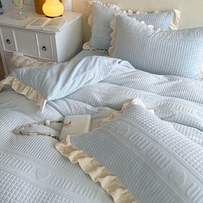 91家纺网 家纺一手货源 找家纺 2024新款法式公主风加厚牛奶绒立体雕花绒四件套 爱心min蓝