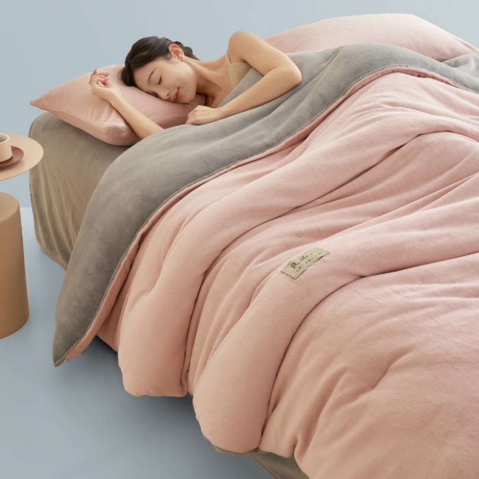 91家纺网 家纺一手货源 找家纺 2024新款双面牛奶绒德绒拼色冬被四件套 德绒拼色-豆沙