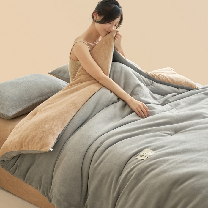 91家纺网 家纺一手货源 找家纺 2024新款双面牛奶绒德绒拼色冬被四件套 德绒拼色-浅灰