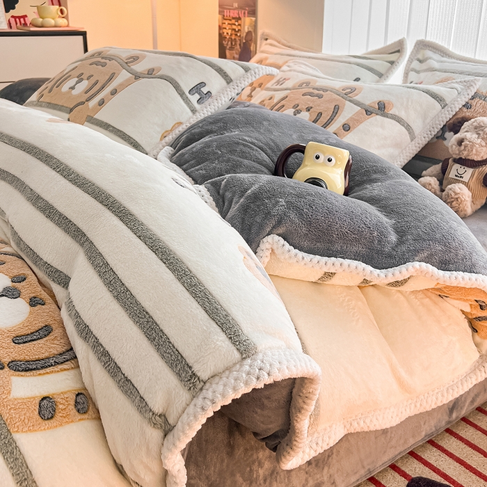 91家纺网 家纺一手货源 找家纺 倾慕家纺 2024新款加厚保暖6D立体雪花绒系列-四件套 欢乐小虎