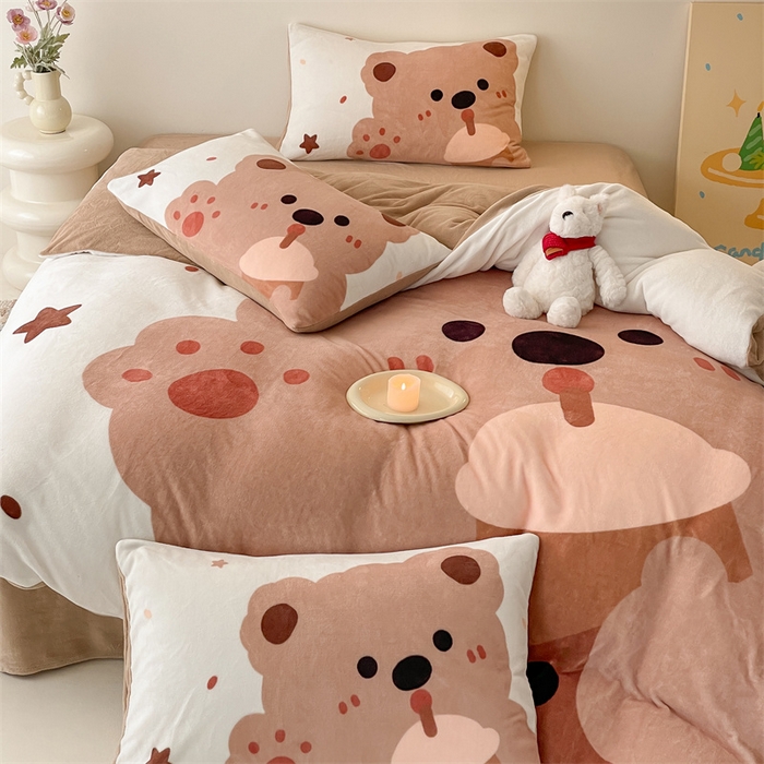 91家纺网 家纺一手货源 找家纺 星座家纺 2025新款大版卡通牛奶绒四件套 曲奇小熊