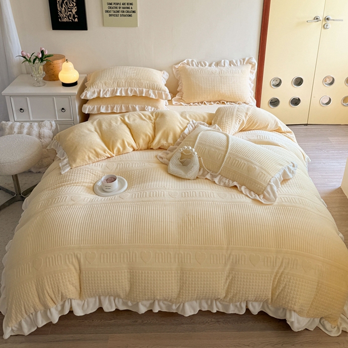 91家纺网 家纺一手货源 找家纺 2024新款法式公主风加厚牛奶绒立体雕花绒四件套 爱心min黄