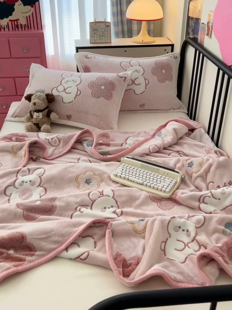 91家纺网 家纺一手货源 找家纺 倾慕家纺 2024新款加厚保暖6D立体雪花绒系列-毛毯 活泼小兔