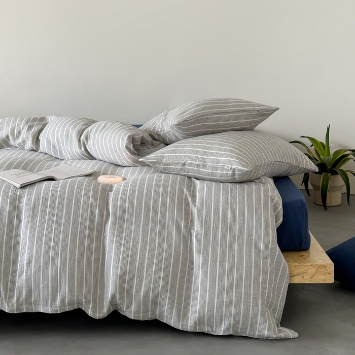 91家纺网 家纺一手货源 找家纺 玛奇朵 2024新品简约色织中古细条纹双层皱皱纱-时尚印迹 时尚印迹-深蓝