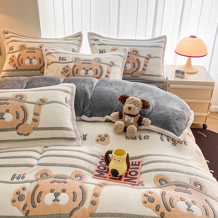 91家纺网 家纺一手货源 找家纺 倾慕家纺 2024新款加厚保暖6D立体雪花绒系列-四件套 欢乐小虎