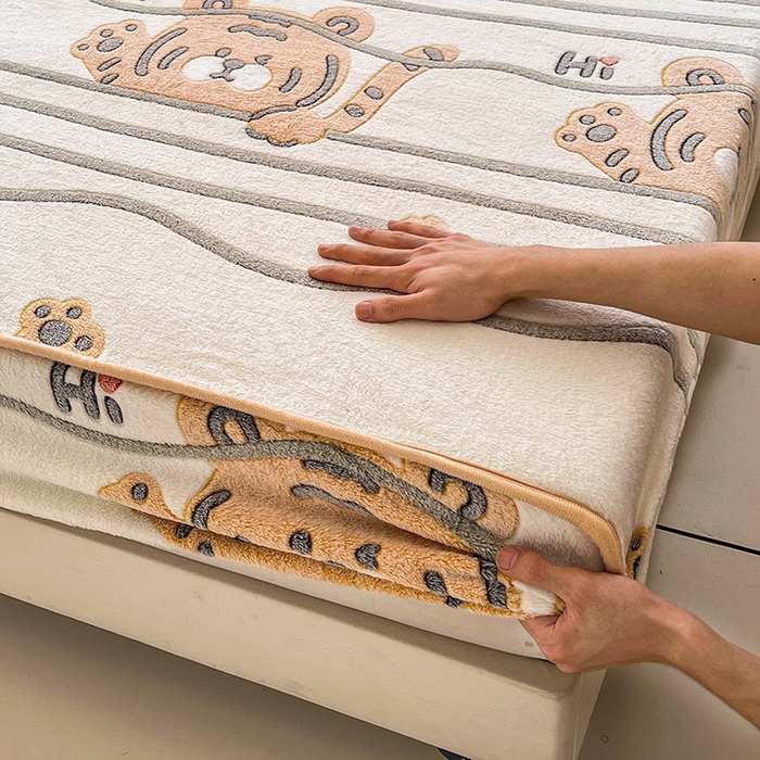 91家纺网 家纺一手货源 找家纺 倾慕家纺 2024新款加厚保暖6D立体雪花绒系列-单床笠 欢乐小虎