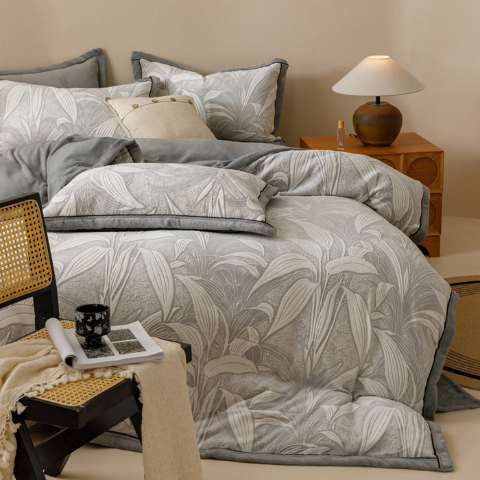 91家纺网 家纺一手货源 找家纺 2024新款牛奶绒染色雕花可拆洗冬被被子被芯 爱在春秋