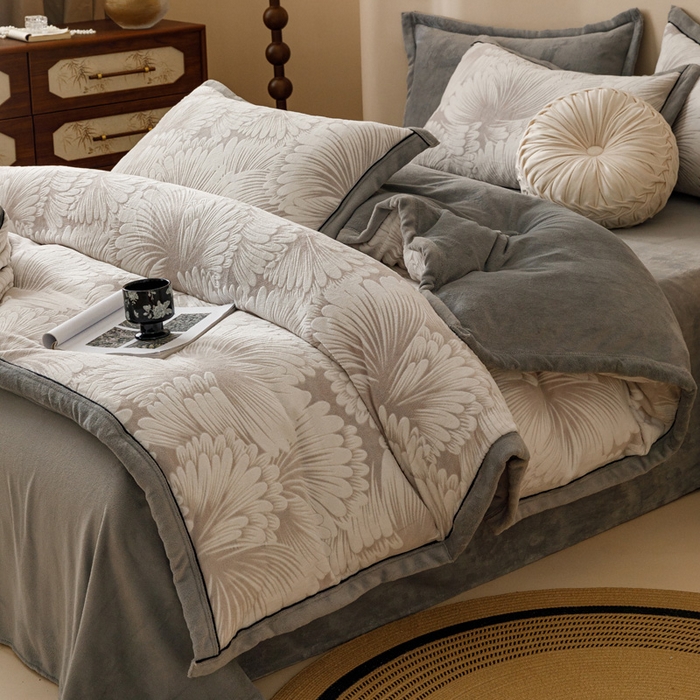 91家纺网 家纺一手货源 找家纺 2024新款牛奶绒染色雕花可拆洗冬被被子被芯 绽放