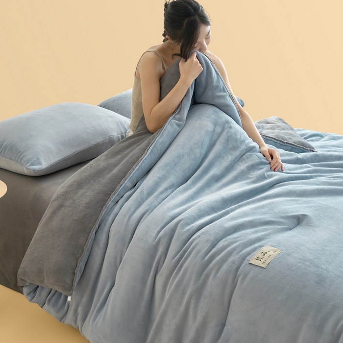 91家纺网 家纺一手货源 找家纺 2024新款双面牛奶绒德绒拼色冬被四件套 德绒拼色-浅蓝