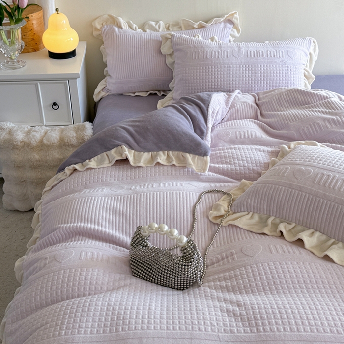 91家纺网 家纺一手货源 找家纺 2024新款法式公主风加厚牛奶绒立体雕花绒四件套 爱心min紫