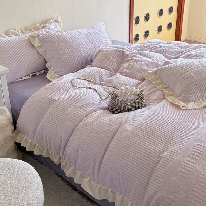 91家纺网 家纺一手货源 找家纺 2024新款法式公主风加厚牛奶绒立体雕花绒四件套 爱心min紫