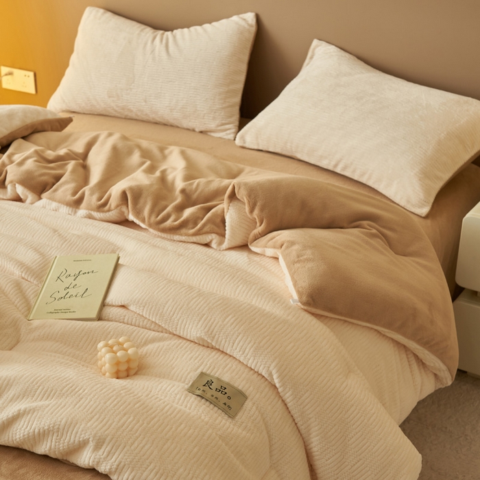 91家纺网 家纺一手货源 找家纺 2024新款牛奶绒提花围棋格冬被四件套 格子-白拼奶咖