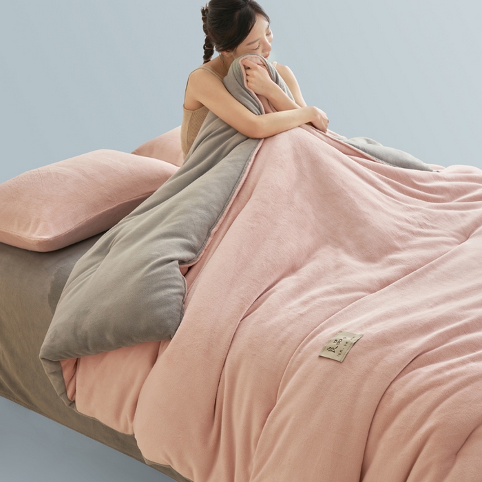 91家纺网 家纺一手货源 找家纺 2024新款双面牛奶绒德绒拼色冬被四件套 德绒拼色-豆沙