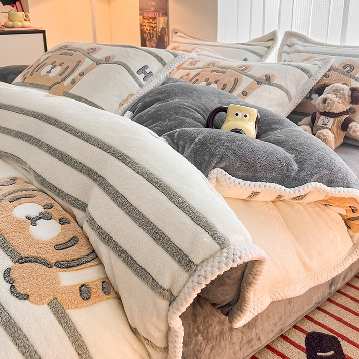 91家纺网 家纺一手货源 找家纺 倾慕家纺 2024新款加厚保暖6D立体雪花绒系列-四件套 欢乐小虎