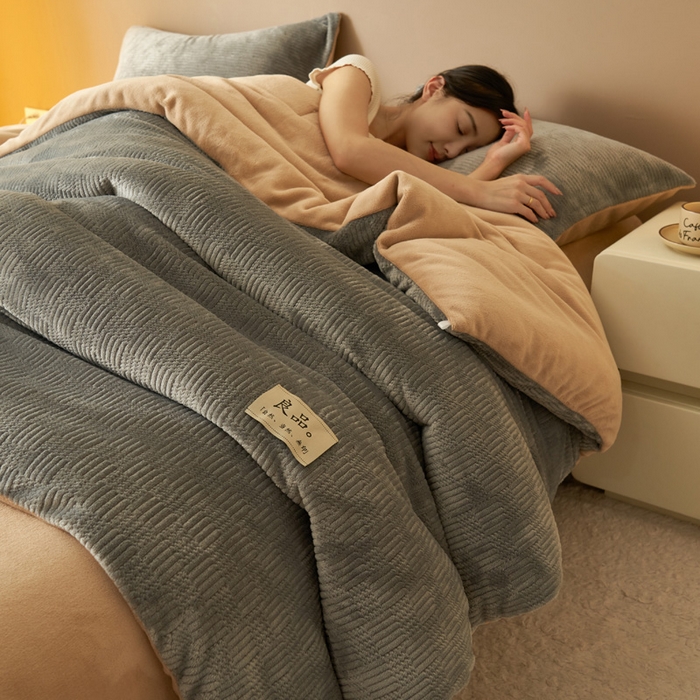 91家纺网 家纺一手货源 找家纺 2024新款牛奶绒提花围棋格冬被四件套 格子-灰拼奶咖