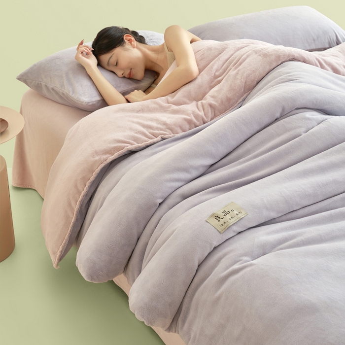 91家纺网 家纺一手货源 找家纺 2024新款双面牛奶绒德绒拼色冬被四件套 德绒拼色-浅紫