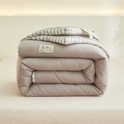 91家纺网 家纺一手货源 找家纺 2024新款b类简约条纹立体大豆纤维冬被被子被芯 条纹立体-浅灰