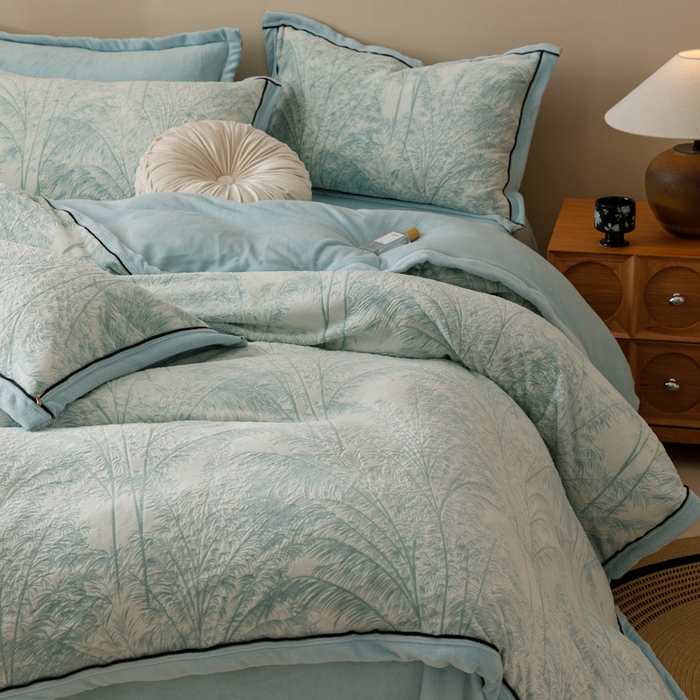 91家纺网 家纺一手货源 找家纺 2024新款牛奶绒染色雕花可拆洗冬被被子被芯 丛林暖意