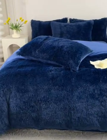 91家纺网 家纺一手货源 找家纺 品尚嘉家纺2025新款纯色水貂绒四件套长毛绒保暖套件藏青