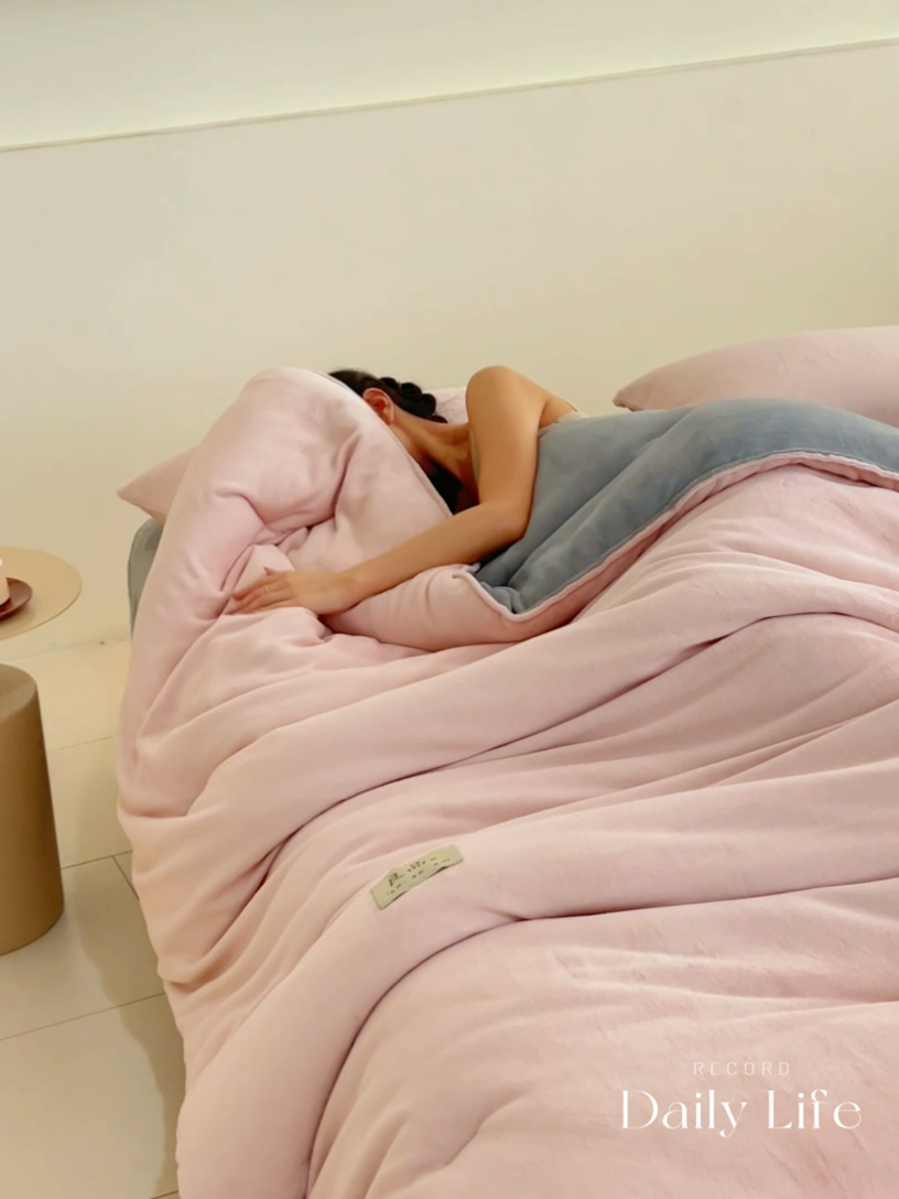 91家纺网 家纺一手货源 找家纺 2024新款双面牛奶绒德绒拼色冬被四件套 德绒拼色-豆沙