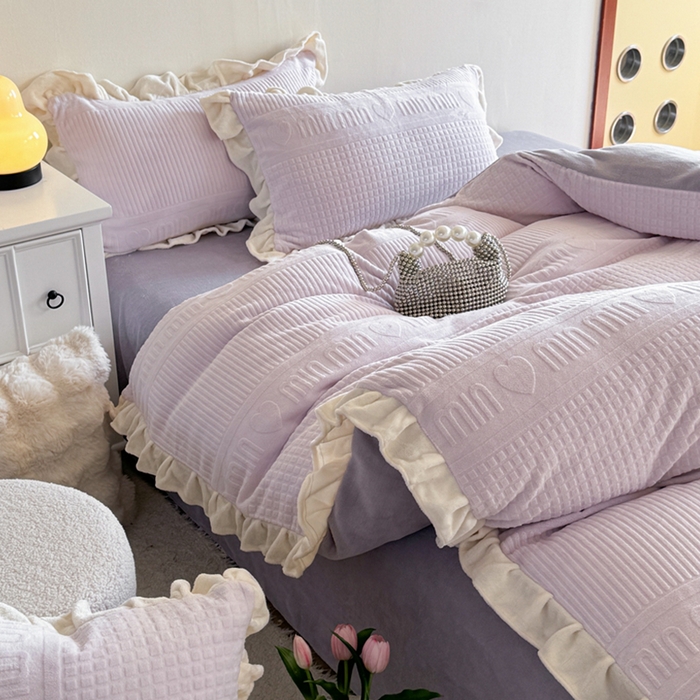 91家纺网 家纺一手货源 找家纺 2024新款法式公主风加厚牛奶绒立体雕花绒四件套 爱心min紫