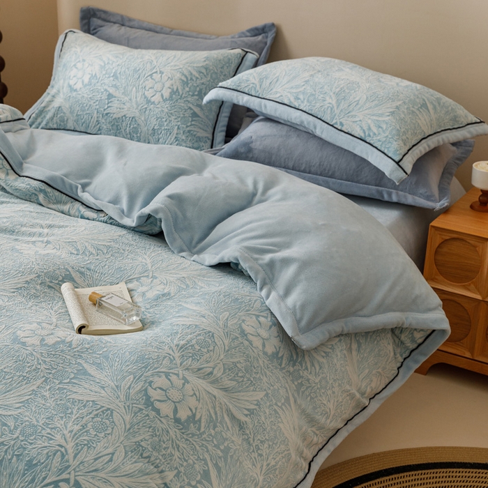 91家纺网 家纺一手货源 找家纺 2024新款牛奶绒染色雕花可拆洗冬被被子被芯 简爱