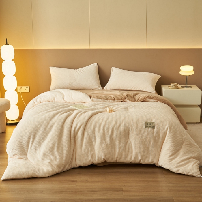 91家纺网 家纺一手货源 找家纺 2024新款牛奶绒提花围棋格冬被四件套 格子-白拼奶咖