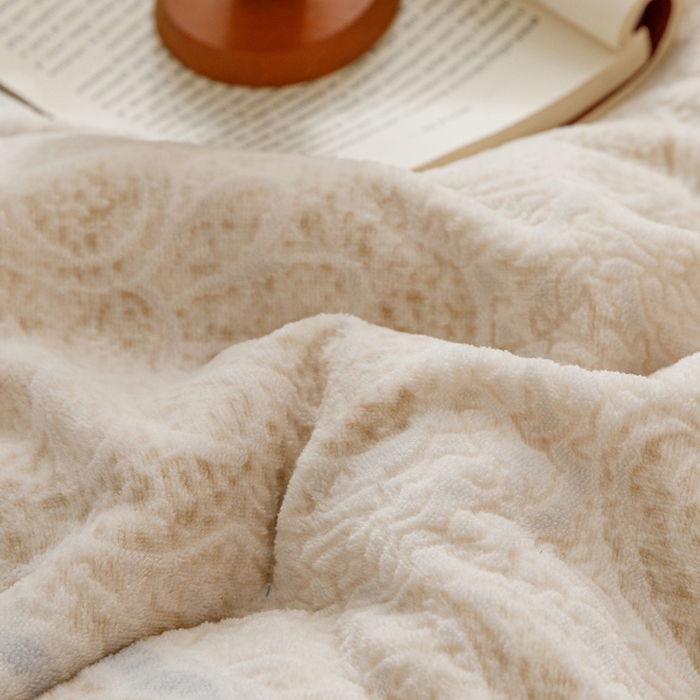 91家纺网 家纺一手货源 找家纺 2024新款牛奶绒染色雕花可拆洗冬被被子被芯 凤尾花