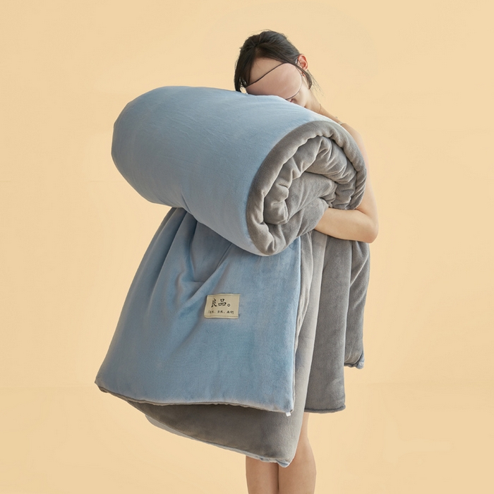 91家纺网 家纺一手货源 找家纺 2024新款双面牛奶绒德绒拼色冬被四件套 德绒拼色-浅蓝