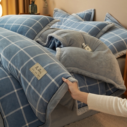91家纺网 家纺一手货源 找家纺 2024新款无印风牛奶绒宽边可拆洗冬被被子被芯 无印风可拆洗冬被-蓝调格