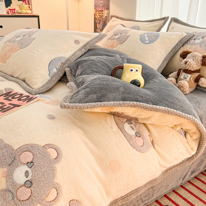 91家纺网 家纺一手货源 找家纺 倾慕家纺 2024新款加厚保暖6D立体雪花绒系列-单被套 奶酪小熊