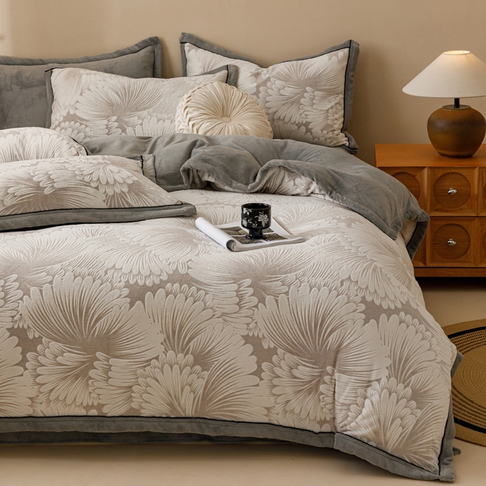 91家纺网 家纺一手货源 找家纺 2024新款牛奶绒染色雕花可拆洗冬被被子被芯 绽放