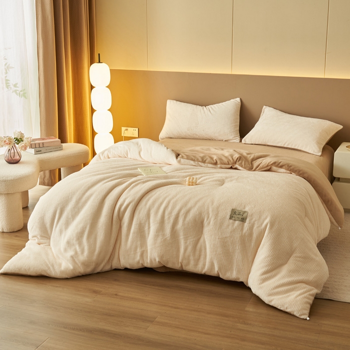 91家纺网 家纺一手货源 找家纺 2024新款牛奶绒提花围棋格冬被四件套 格子-白拼奶咖