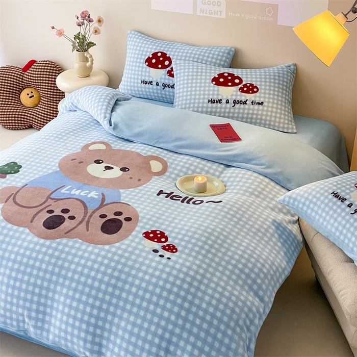 91家纺网 家纺一手货源 找家纺 星座家纺 2025新款大版卡通牛奶绒四件套 蓝格小熊