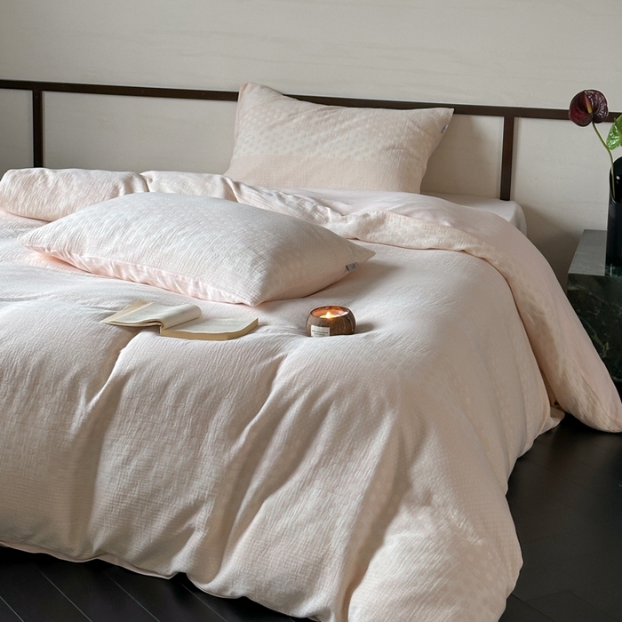 91家纺网 家纺一手货源 找家纺 玛奇朵 2024新品韩国A类色织简约双面波点提花双层皱皱纱-波尔卡舞曲 波尔卡舞曲-粉