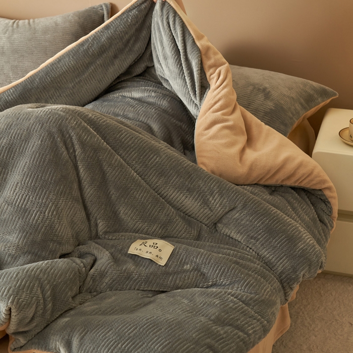 91家纺网 家纺一手货源 找家纺 2024新款牛奶绒提花围棋格冬被四件套 格子-灰拼奶咖