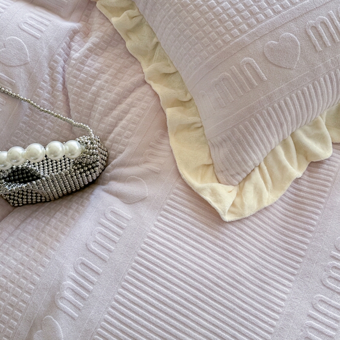 91家纺网 家纺一手货源 找家纺 2024新款法式公主风加厚牛奶绒立体雕花绒四件套 爱心min紫