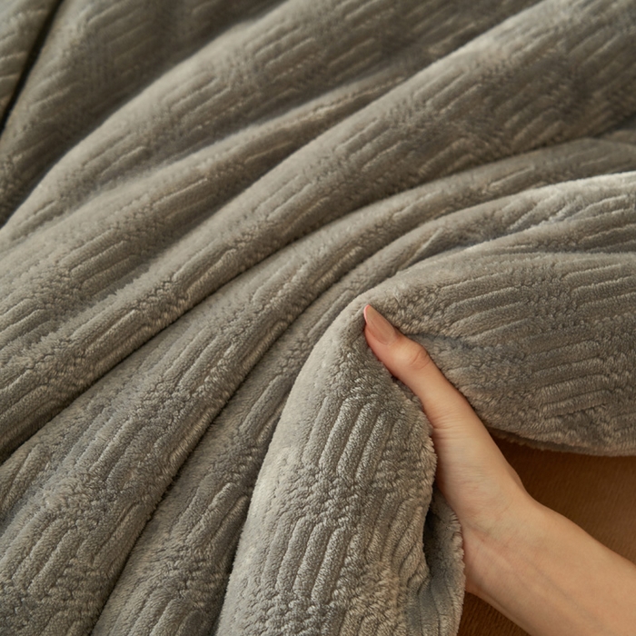 91家纺网 家纺一手货源 找家纺 2024新款牛奶绒提花围棋格冬被四件套 格子-灰拼奶咖