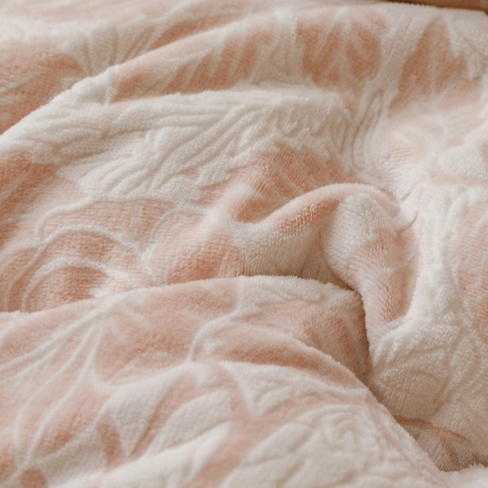 91家纺网 家纺一手货源 找家纺 2024新款牛奶绒染色雕花可拆洗冬被被子被芯 爱意浓浓