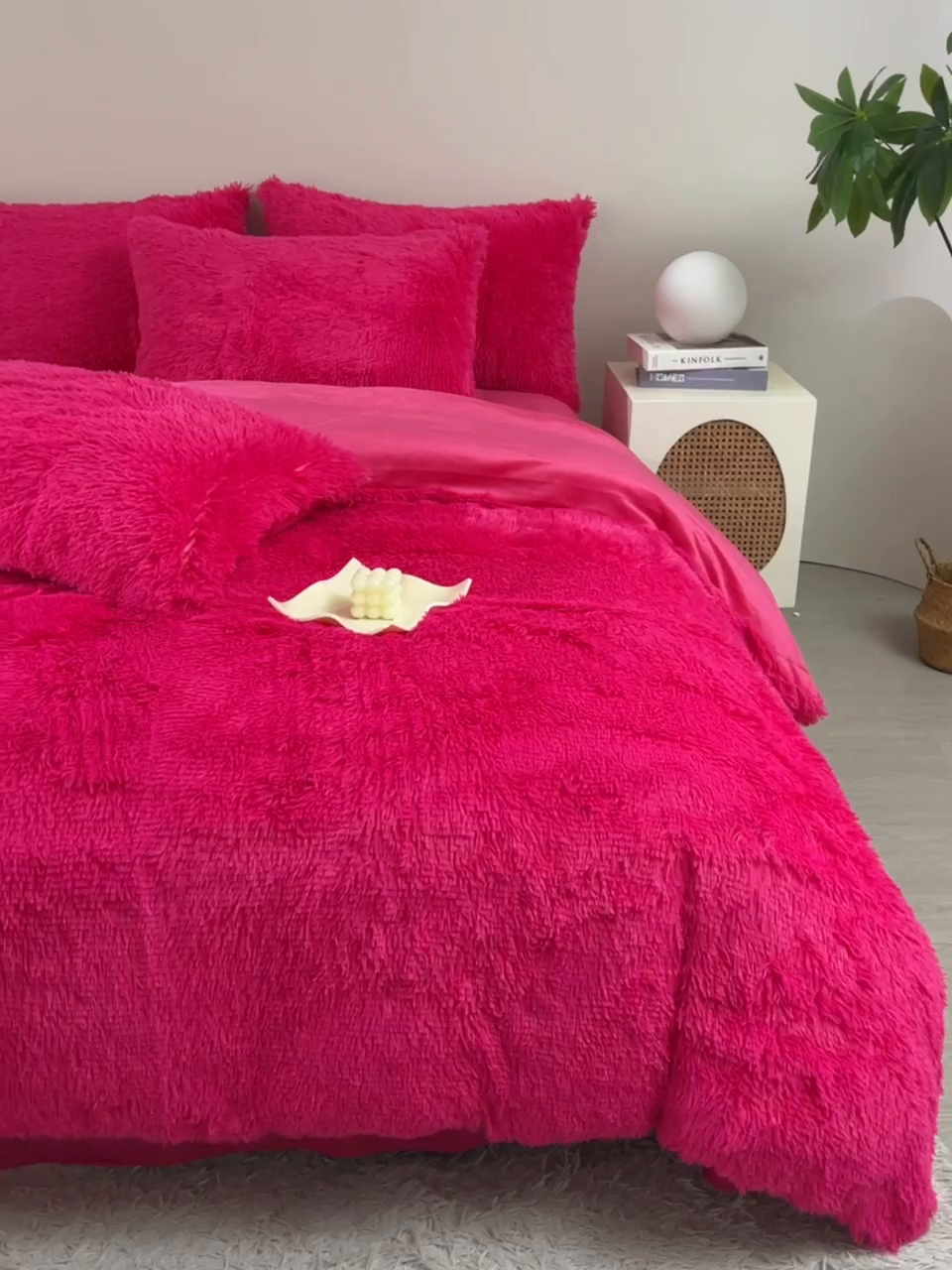 91家纺网 家纺一手货源 找家纺 品尚嘉家纺2025新款纯色水貂绒四件套长毛绒保暖套件玫红