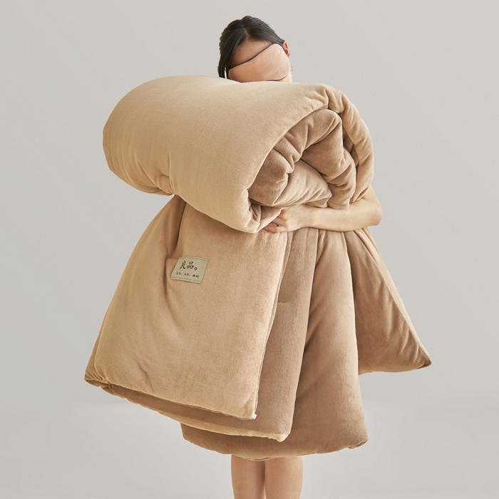 91家纺网 家纺一手货源 找家纺 2024新款双面牛奶绒德绒拼色冬被四件套 德绒拼色-浅驼