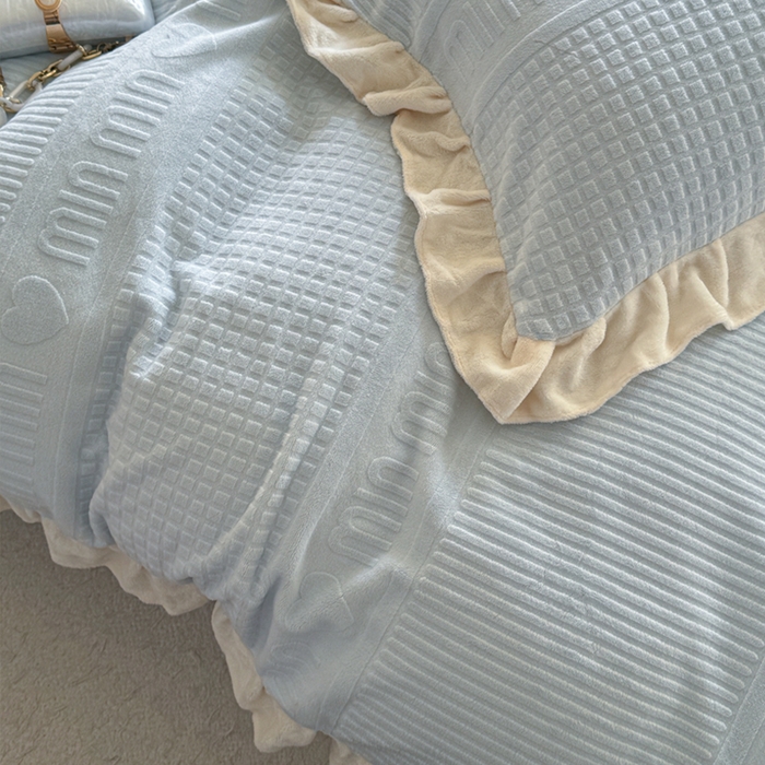 91家纺网 家纺一手货源 找家纺 2024新款法式公主风加厚牛奶绒立体雕花绒四件套 爱心min蓝