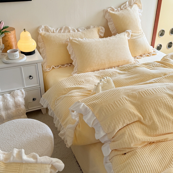 91家纺网 家纺一手货源 找家纺 2024新款法式公主风加厚牛奶绒立体雕花绒四件套 爱心min黄